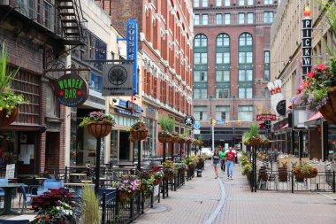 CLEVELAND, ABD - 29 Haziran 2013: İnsanlar Cleveland şehir merkezindeki restoranların önünden geçiyor. Cleveland, 2 milyondan fazla nüfusuyla Ohio 'nun en büyük ikinci kentsel alanı..