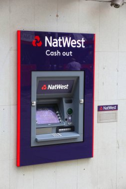 LONDON, İngiltere - 6 Temmuz 2016: Londra 'daki NatWest banka şubesinin ATM' si. NatWest olarak bilinen National Westminster Bank, 1400 şubesi olan büyük bir İngiliz bankasıdır..