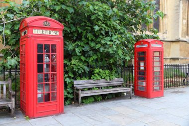 Londra kırmızı telefonu. İngilizce sembol - telefon kulübeleri.