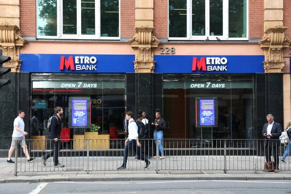 London July 2016 People Walk Metro Bank Branch London Metro — Stock Photo, Image