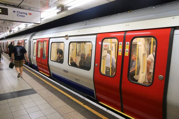 Londra Luglio 2016 Passeggeri Alla Stazione Della Metropolitana Londra London — Foto Stock