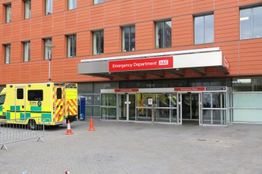 LONDON, İngiltere - 8 Temmuz 2016: İngiltere Kraliyet Londra Hastanesi Acil Durum Departmanı. RLH, Barts Health NHS Trust 'ın bir parçasıdır..