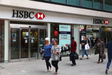 LONDON, İngiltere - 6 Temmuz 2016: İnsanlar Londra 'daki HSBC Bank şubesinin önünden geçiyor. HSBC 1865 yılında Hong Kong 'da kuruldu. Şu anda merkezi İngiltere 'de bulunmaktadır..
