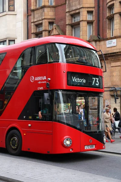 ロンドン イギリス 2016年7月6日 人々はロンドン市内の新しいルートマスターバスに乗る ハイブリッドディーゼル電気バスは 象徴的なダブルデッキの新しい 近代的なバージョンです — ストック写真