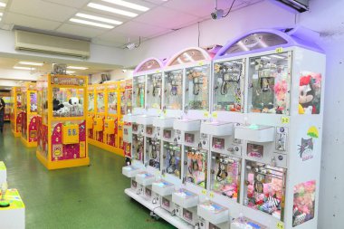 KEELUNG, TAIWAN - 24 Kasım 2018: Keelung, Tayvan 'daki pençe makinesi oyun salonu. Tayvan 'daki pençe makineleri 2017' de 3300 'den 2018' de 6,000 'e aniden yükseldi..