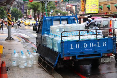 KEELUNG, TAIWAN - 23 Kasım 2018: Keelung, Tayvan 'da ofis su soğutucu şişeleri teslim. Keelung Tayvan 'ın 9. en kalabalık şehridir..