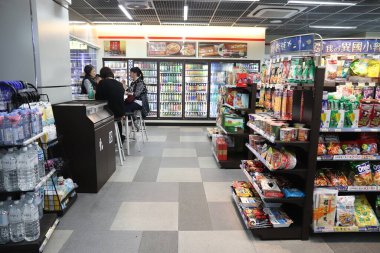 KEELUNG, TAIWAN - 24 Kasım 2018: Müşteriler Keelung, Tayvan 'daki bir markette bir masada oturuyorlar.