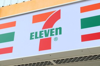 KENTING, TAIWAN - 28 Kasım 2018: 7-Eleven bakkal Tayvan 'da. 7-Eleven 68.000 'den fazla yeri olan dünyanın en büyük bakkal işletmecisidir..
