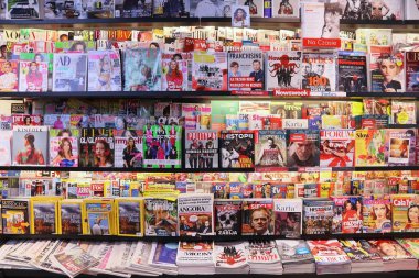 KRAKOW, POLAND - 21 Kasım 2018: Polonya 'daki Krakow Havaalanı' ndaki bir gazete bayiinde basın seçimi. 5.8 milyon yolcuyla Polonya 'nın en yoğun ikinci havaalanıdır (2017).