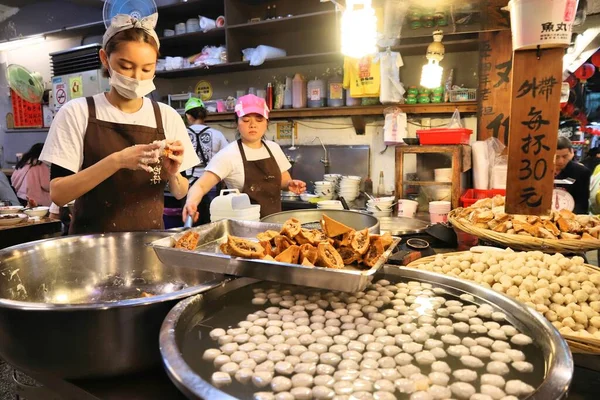 Jiufen Taiwan Novembre 2018 Cuochi Preparano Piatti Tradizionali Presso Mercato — Foto Stock