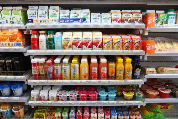 Keelung Taiwan Novembro 2018 Seleção Bebidas Lácteas Iogurtes Sucos Uma — Fotografia de Stock