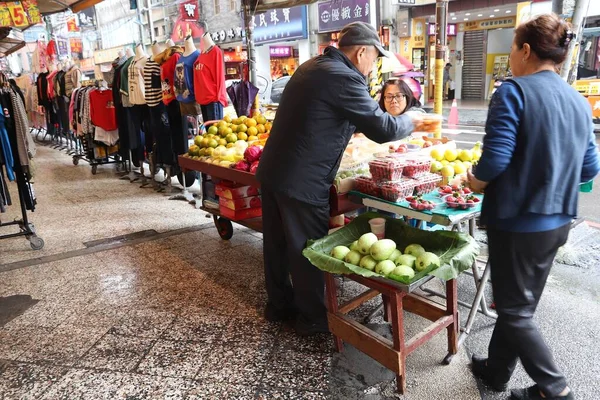 Keelung Taiwan November 2018 Straßenhändler Verkauft Obst Keelung Taiwan Märkte — Stockfoto