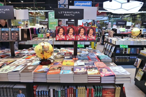 Krakow Polonia Noviembre 2018 Selección Libros Una Librería Del Aeropuerto — Foto de Stock