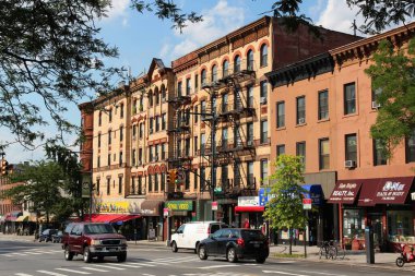 NEW YORK, ABD - 6 Temmuz 2013: İnsanlar Prospect Heights, Brooklyn 'de yürüyor. New York Şehri 56 milyon yıllık ziyaretçi tarafından ziyaret edilmektedir (2014). New York metropolitan bölgesinde 20 milyon insan yaşıyor..