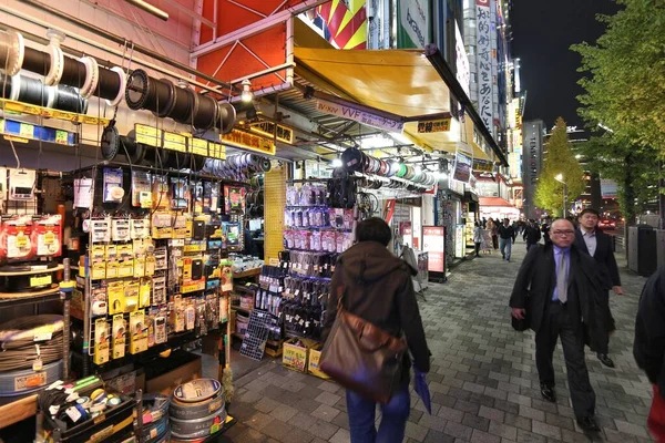 Tokyo Japan December 2016 Mensen Bezoeken Een Elektronische Componenten Winkel — Stockfoto