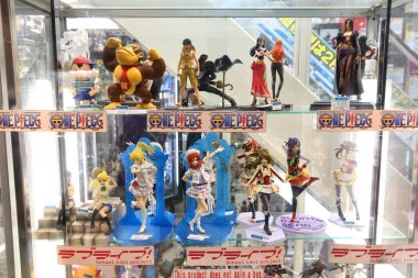 TOKYO, JAPONYA - 1 Aralık 2016: Tokyo, Japonya 'nın Akihabara ilçesinde oyuncak heykelcikleri koleksiyon mağazası. Akihabara Elektrik Bölgesi anime ve video oyunları konusunda uzmandır..