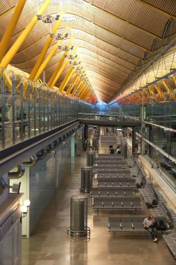 MADRID, İspanya - 6 Aralık 2016: İspanya 'daki T4 Madrid Barajas Terminali' nde insanlar bekliyor. 2016 yılında 50.4 milyon yolcu ile Avrupa 'nın en işlek 6. havaalanıdır. AENA tarafından yönetiliyor..