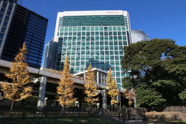 TOKYO, JAPONYA - 2 Aralık 2016: Tokyo, Japonya 'daki lüks otel Conrad gökdeleni. TripDanışman 'a göre Tokyo' nun en iyi 10 otelinden biri..