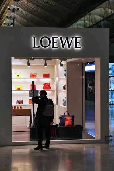 Madrid Espanha Dezembro 2016 Passageiros Visitam Loja Moda Loewe Aeroporto — Fotografia de Stock