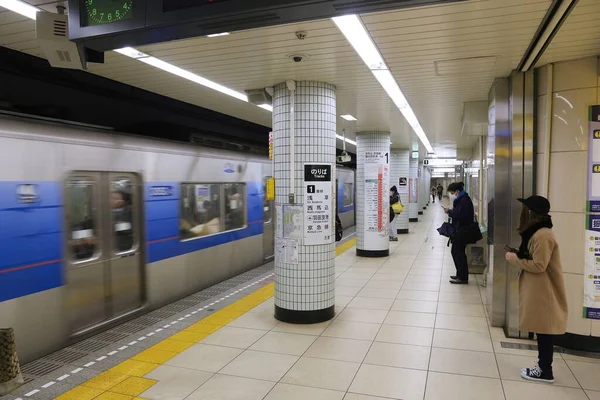 Tokyo Japonyan Aralik 2016 Nsanlar Tokyo Metro Trenini Japonya Bekliyor — Stok fotoğraf