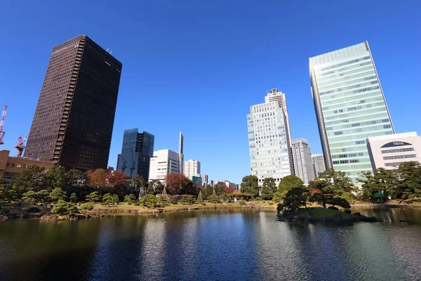 Tokyo Japan Grudzień 2016 Ludzie Odwiedzają Ogród Kyu Shiba Rikyu — Zdjęcie stockowe