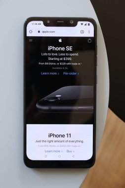 WARsaw, POLAND - 21 Nisan 2020: Bir Xiaomi F1 cep telefonu Android akıllı telefonunda Apple web sitesi görüntülendi.