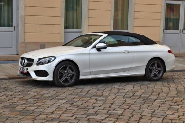 Dresden, Almanya - 10 Mayıs 2018: Mercedes-Benz Cla Cabrio alt kompakt yönetici arabası Almanya 'da park edildi. Almanya 'da kayıtlı 45.8 milyon araç bulunmaktadır (2017 itibariyle).).