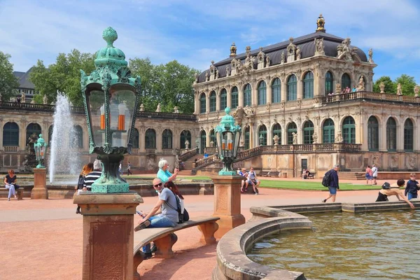 Dresden Alemanha Maio 2018 Pessoas Visitam Palácio Zwinger Altstadt Cidade — Fotografia de Stock