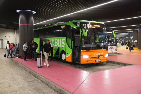 Wroclaw Polônia Maio 2018 People Board Flixbus Line Wroclaw Poland — Fotografia de Stock