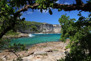 Guadeloupe manzarası - Porte d 'Enfer (Cehennem Kapısı) körfezi. Karayip manzarası.