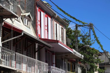 Bir Pitre göster, Guadeloupe 'un en büyük şehri. Tipik renkli ahşap mimari..