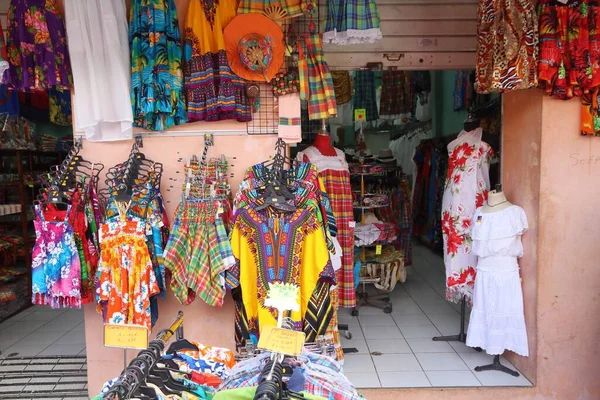 瓜德罗普岛 法国瓜德罗普岛 2019年12月6日 马德拉斯在皮特尔角 Pointe Pitre 市完成了传统的加勒比服饰 皮特角是瓜德罗普岛最大的城市 — 图库照片