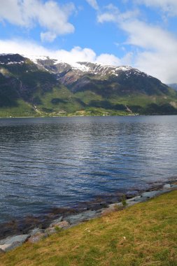 Norveç Fiord manzarası - Hardanger Fjord 'un bir parçası Sorfjord. Sabah manzarası.