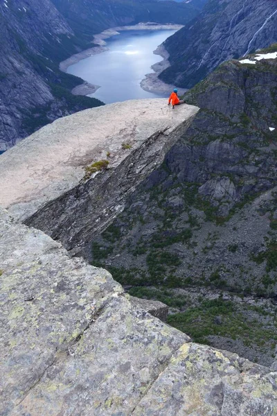 ノルウェーのトロールズ語の端に座っている トロルトゥンガとして知られている観光名所 湖の上の岩の説教壇 — ストック写真