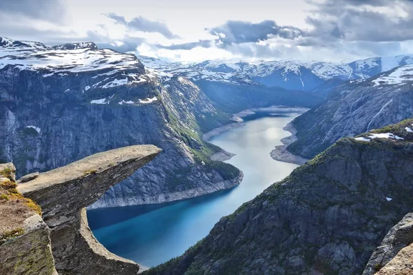 ノルウェーのトロールの舌ロック トロルトゥンガとして知られている観光名所 湖の上の岩の説 — ストック写真