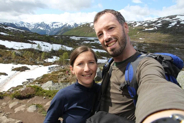 ノルウェーのハイキングエリアでのカップル旅行者の自撮り オランダ郡の山脈 トロールの舌道 野外活動 — ストック写真