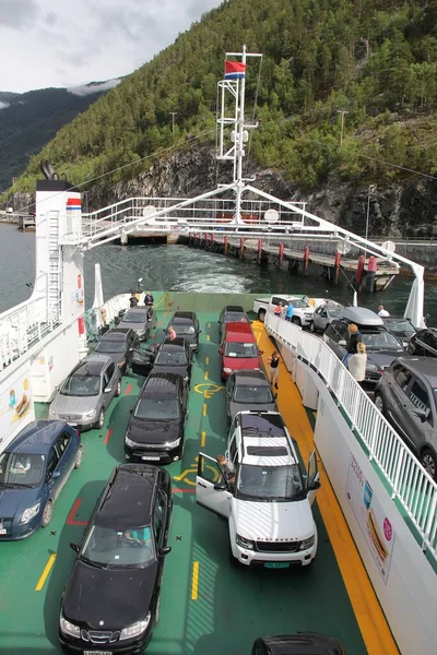 Sognefjord Noruega Julio 2015 Gente Monta Ferry Través Sognefjord Noruega — Foto de Stock