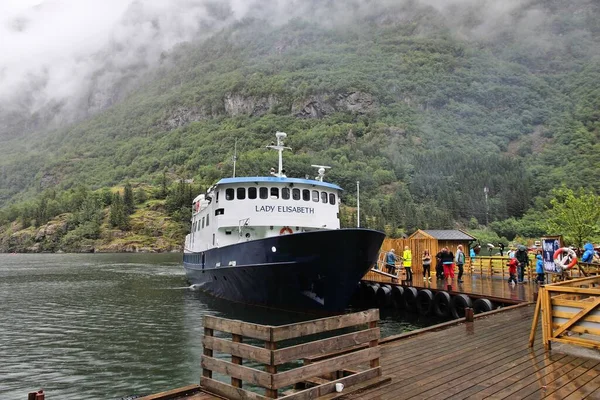 Gudvangen Norwegia Lipiec 2015 Osoby Wsiadające Prom Wzdłuż Fiordu Naeroyfjord — Zdjęcie stockowe