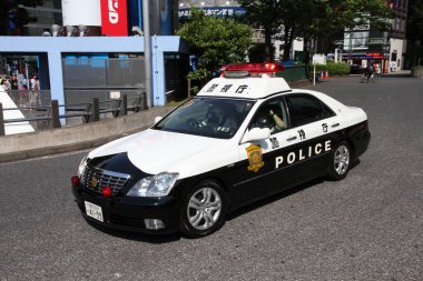 TOKYO, JAPONYA - 11 Mayıs 2012: Tokyo, Shibuya Ward 'da polis arabası. Japonya 'da yaklaşık 289 bin polis memuru var..