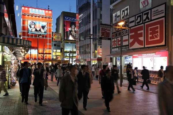 东京东京 2012年4月12日 人们参观了东京秋叶原电器城购物区 秋叶原的商店被认为是世界上最好的电子产品购物目的地之一 Tripadvisor — 图库照片