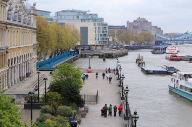 LONDON, İngiltere - 22 Nisan 2016: Londra, İngiltere 'de insanlar Thames Embankment boyunca yürür. Londra, 13 milyon nüfusuyla İngiltere 'nin en kalabalık şehridir..