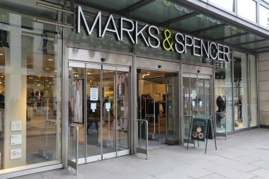 Londra, İngiltere - 22 Nisan 2016: Marks ve Spencer Londra, İngiltere. M & S, 41 ülkede 1.010 mağazası bulunan büyük bir perakendecidir. Moda ve lüks mallar konusunda uzmanlaşmış..