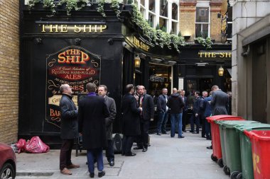 LONDON, İngiltere - 22 Nisan 2012: Londra 'daki Ship Pub' ı ziyaret edenler. Tipik bir Londra barı. Londra 'da 7000' den fazla bar var..