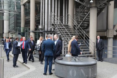 LONDON, İngiltere - 22 Nisan 2016: Londra 'daki Lloyd' s Building 'i ziyaret edenler. Londra, 2011 yılında 9.787.426 nüfusuyla Avrupa Birliği 'nin en kalabalık şehri ve metropoliten alanıdır..