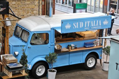 LONDON, İngiltere - 22 Nisan 2016: Londra 'daki Old Spitalfields Market' te pizza kamyonu. Burada en az 350 yıldır bir pazar var..