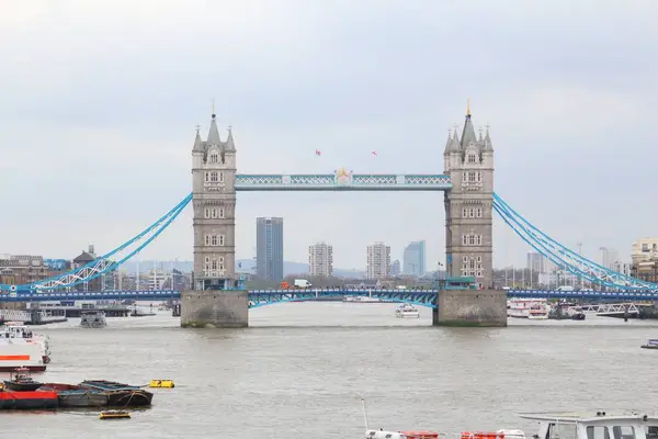 背景にドックランズの住宅建築物とタワーブリッジ イギリスのロンドン — ストック写真