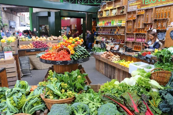 Londen April 2016 Mensen Winkelen Borough Market Southwark Londen Het — Stockfoto