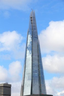 Londra, İngiltere - 22 Nisan 2016: Londra, İngiltere 'deki Parça Parçası gökdeleni. 309 metre yüksekliğindeki bina İngiltere 'nin en yüksek binasıdır..