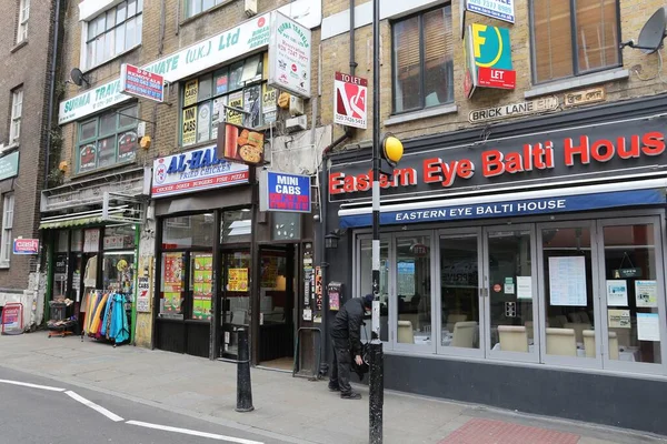 2016年4月22日 伦敦肖尔迪奇Brick Lane Brick Lane Shoreditch London 的民族商店和餐厅旁 滨水沟以其多元文化社区而闻名 — 图库照片