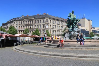 FURTH, GERMANY - 6 Mayıs 2018: İnsanlar Furth, Almanya 'daki Bahnhofsplatz' ı (İstasyon Meydanı) ziyaret ediyor. Ortanca Frankonya 'nın büyük bir kasabasıdır, 1000 yıldan fazladır..
